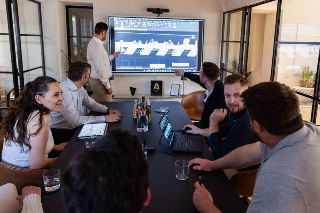 Team von TGAcode bei der TGA-Planung im Meetingraum